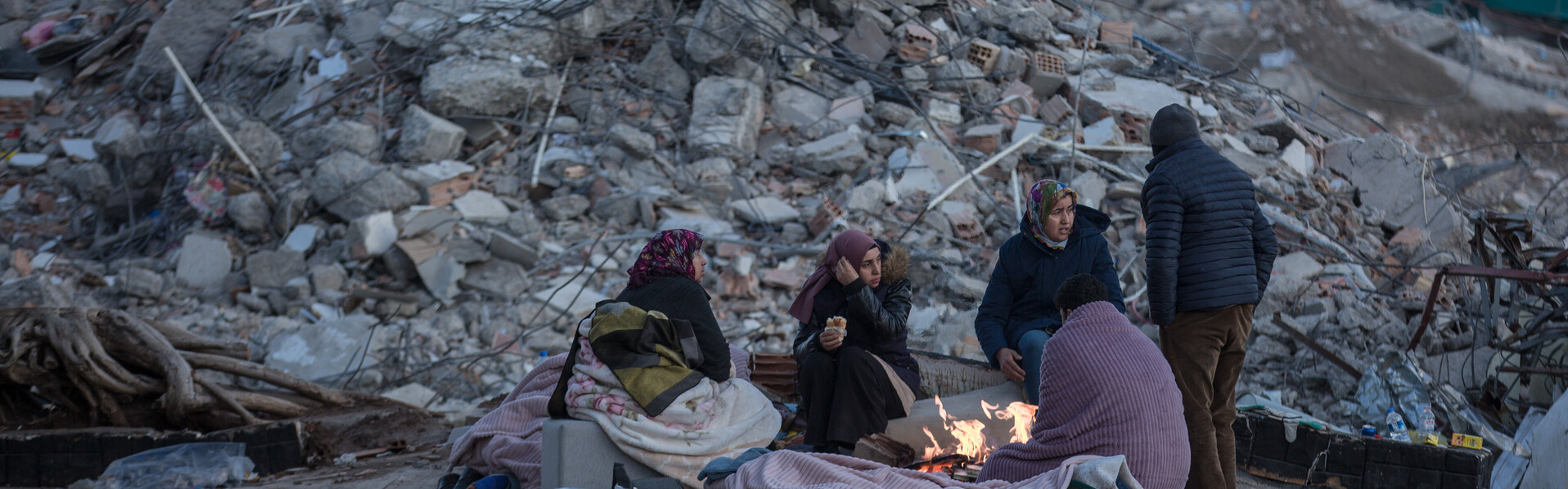 Frauen vor einem zerstörten Gebäude nach dem Erdbeben in Syrien/Türkei