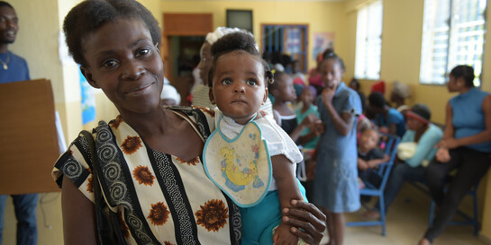 Frau mit Kind in Hilfsprojekt von action medeor in Haiti