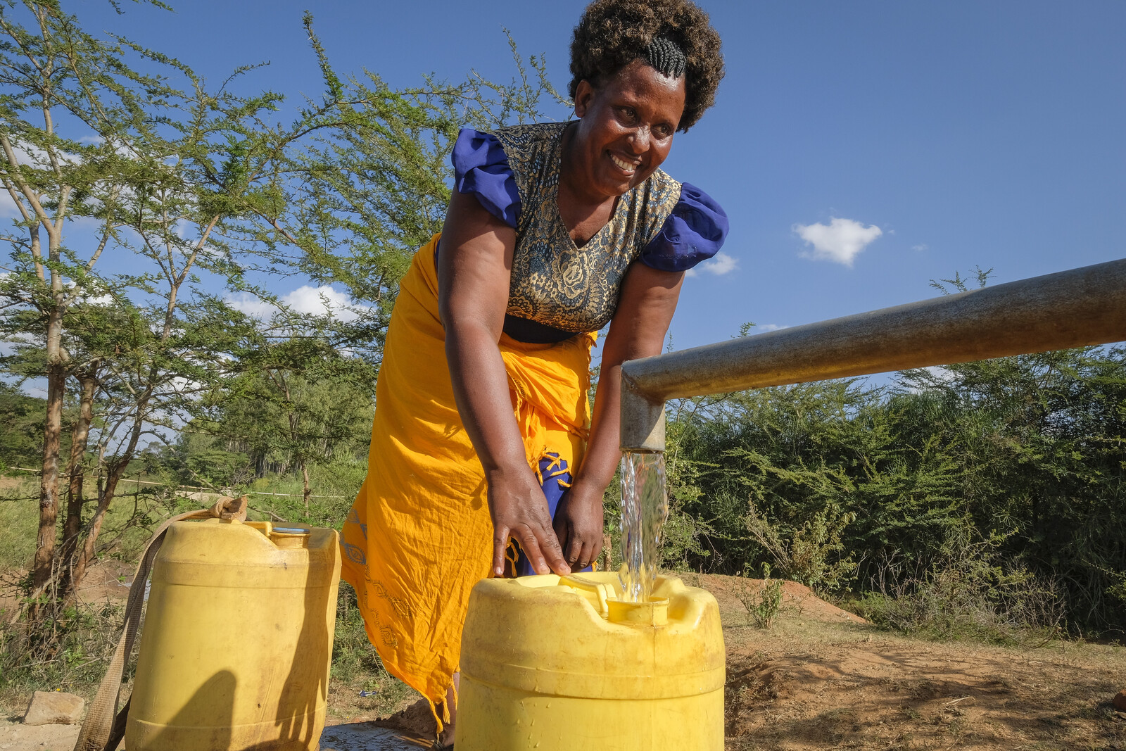 Hilfsprojekt in Kenia: Eine Frau holt Wasser an einem Brunnen