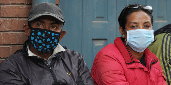 Menschen in Nepal, wo die indische Mutation des Coronavirus um sich greift