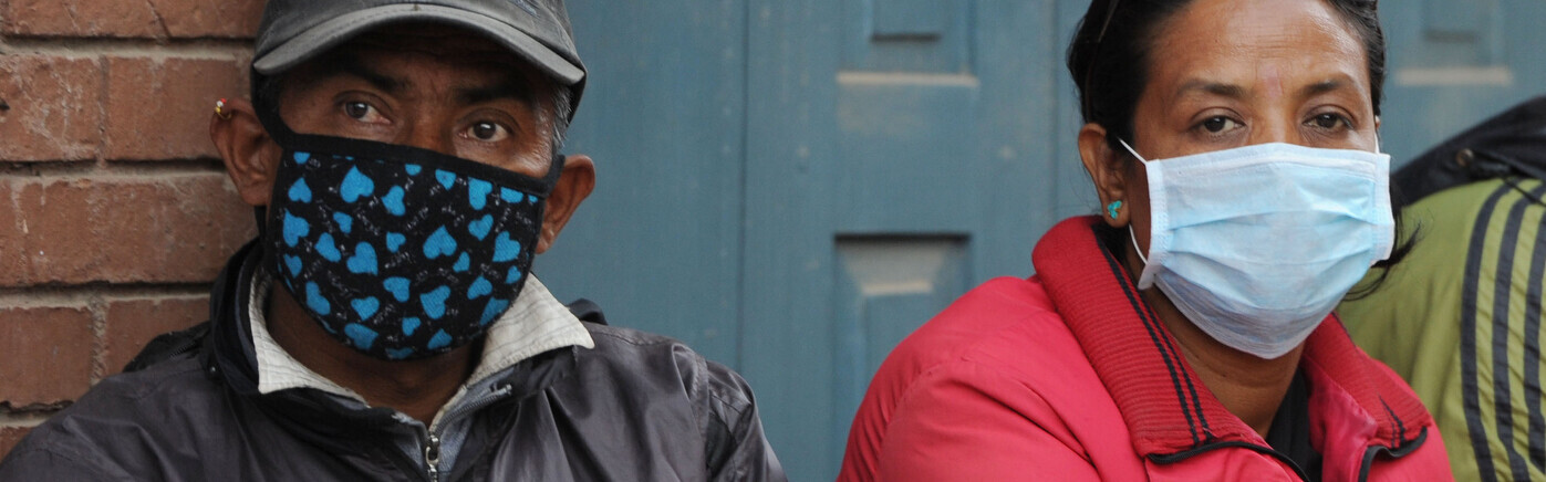 Menschen in Nepal, wo die indische Mutation des Coronavirus um sich greift