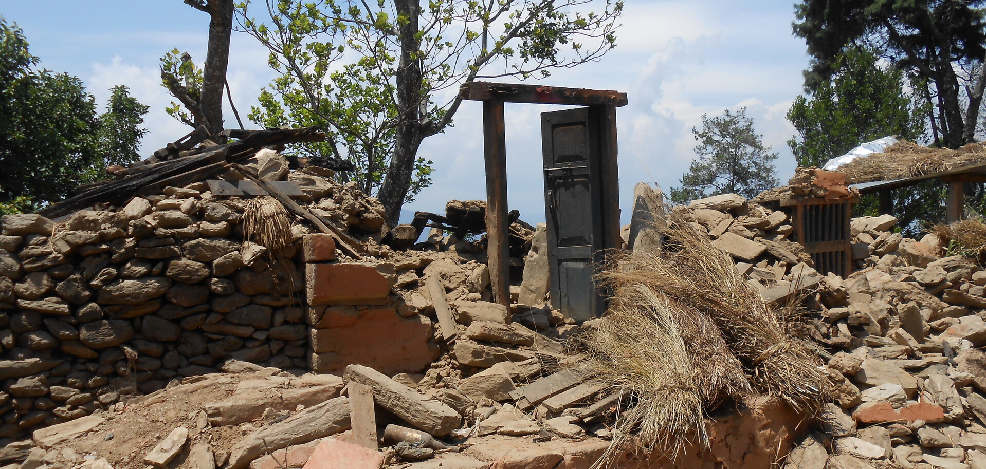 Wo man hinsah, war die Zerstörung groß: Dieses Haus hielt den Erdstößen nicht stand. LandsAid baut gemeinsam mit den Dorfbewohnern die Häuser wieder auf.