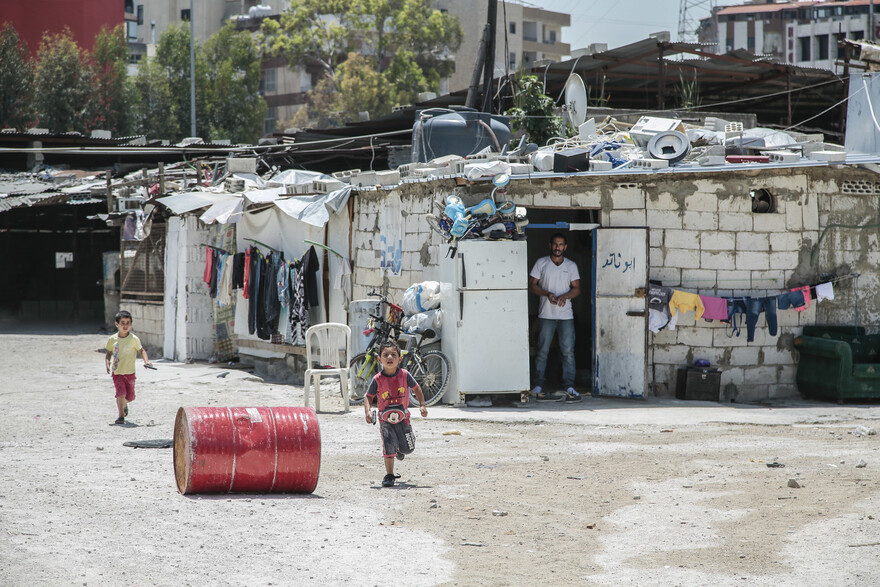 Kinder spielen vor einer Unterkunft für Flüchtlinge im Libanon in Asien