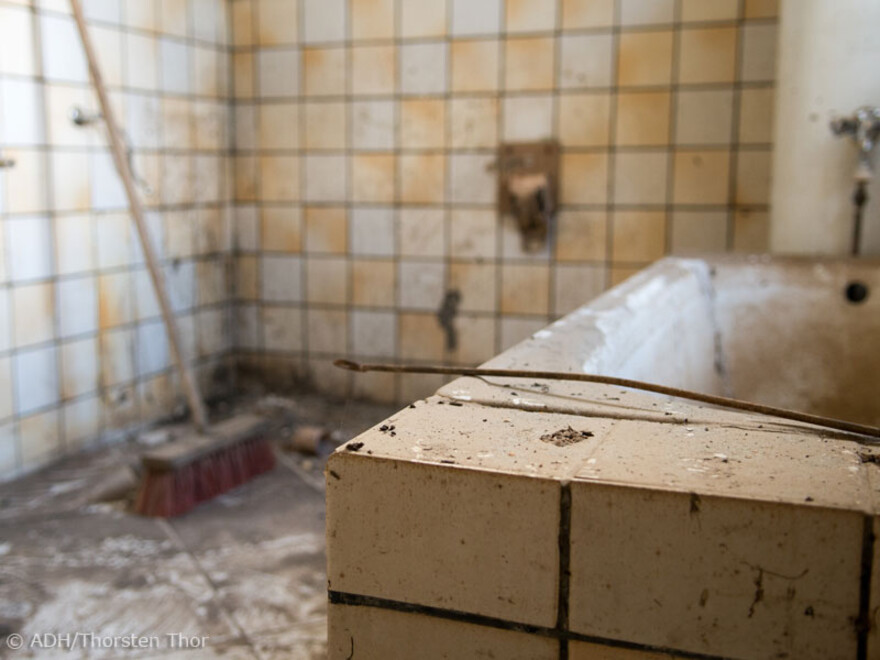 043-bs-hochwasser-okt-43 Das Badezimmer,…