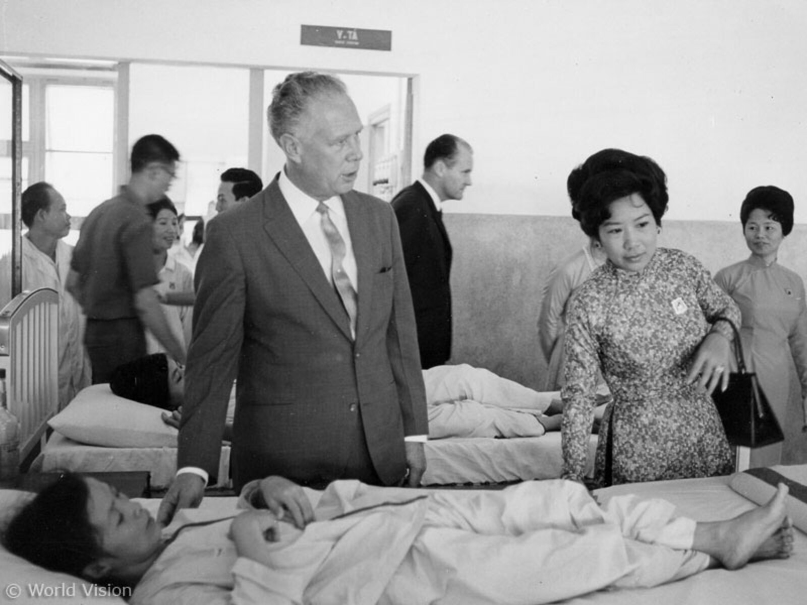 Bob Pierce, wie er Kinder in einem asiatischen Krankenhaus besucht