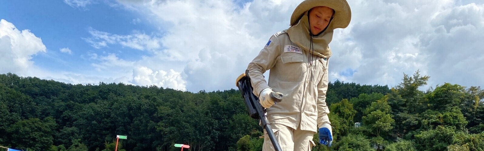 Entminerin von Handicap International in Laos