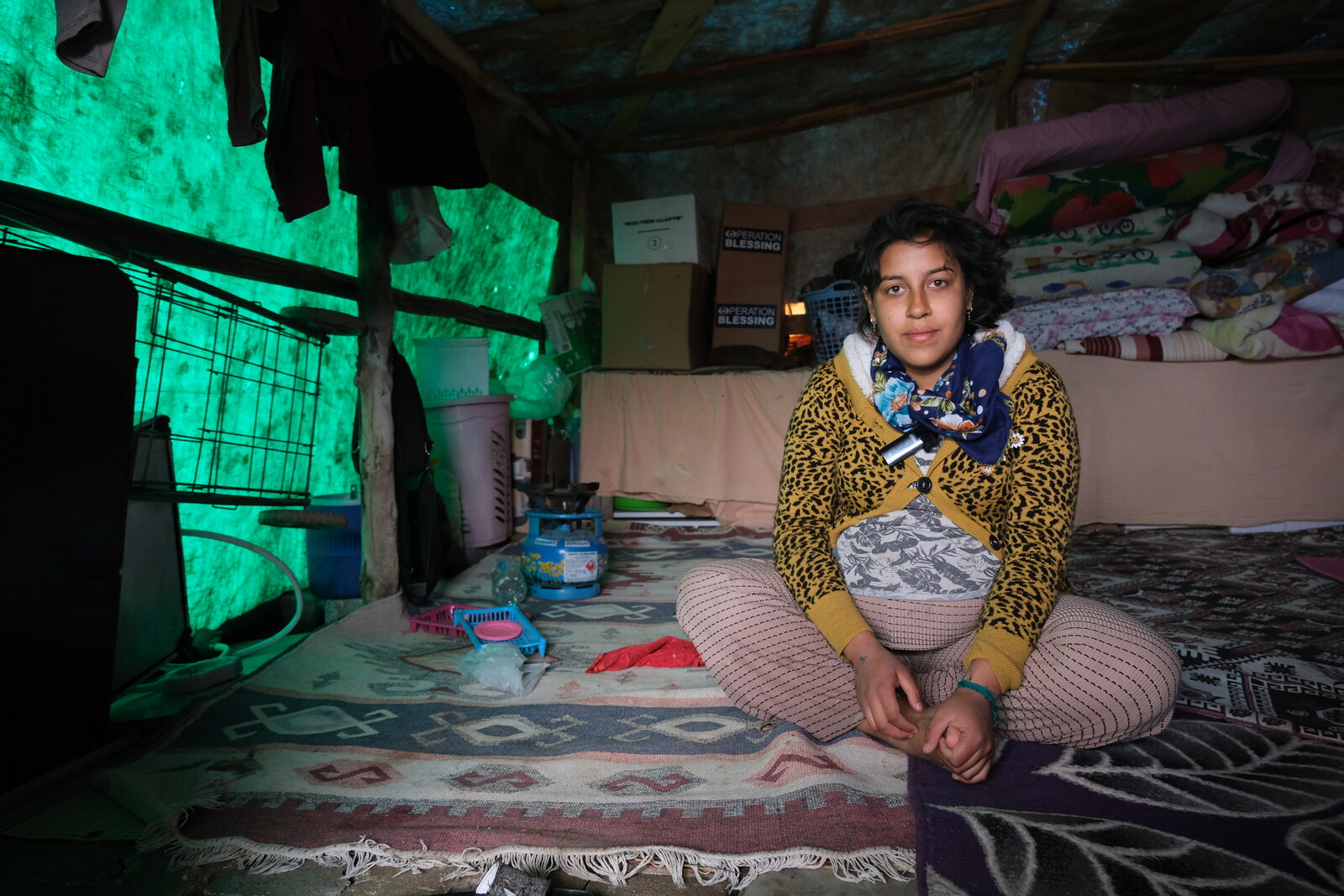Nur Halman, Überlebende des Erdbebens in der Türkei und Syrien, in einer Notunterkunft