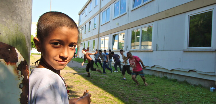 Ein Kind vor einer Unterkunft für Flüchtlinge in Deutschland