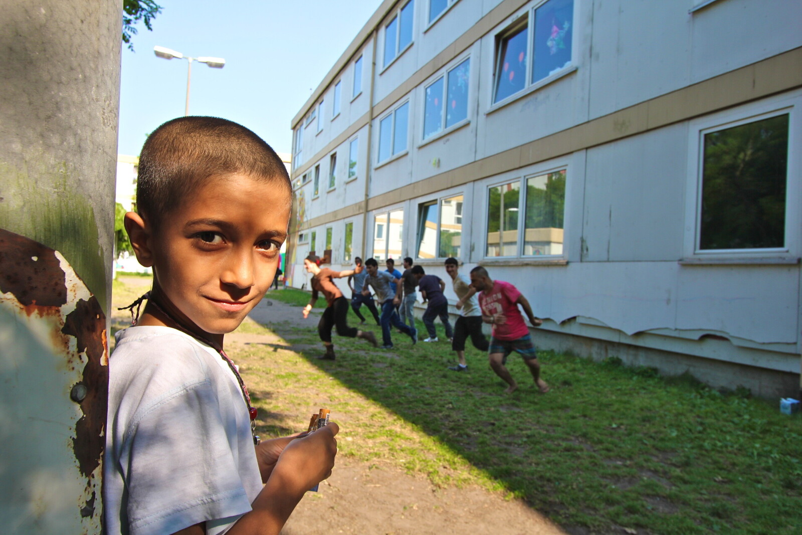 Ein Kind vor einer Unterkunft für Flüchtlinge in Deutschland