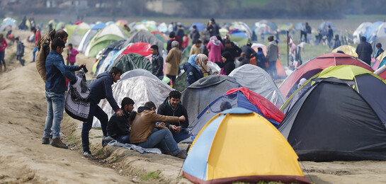 In Griechenland wird die Lage für Flüchtlinge immer schwieriger. An den Grenzzäunen versuchen die Organisationen, den gestrandeten Menschen zu helfen.