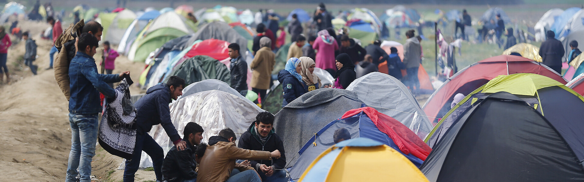 In Griechenland wird die Lage für Flüchtlinge immer schwieriger. An den Grenzzäunen versuchen die Organisationen, den gestrandeten Menschen zu helfen.
