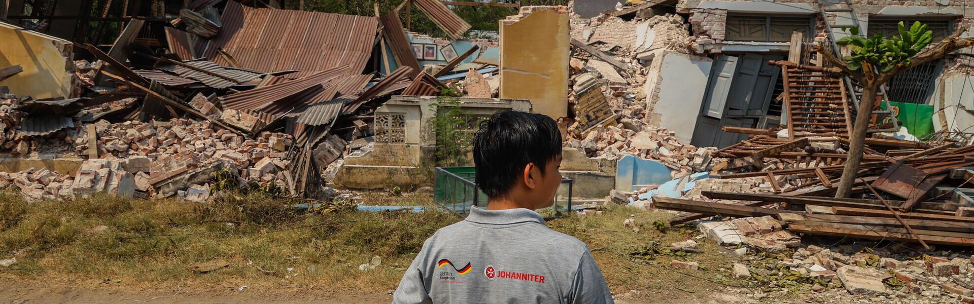Helfer vor Zerstörung in Myanmar nach Erdbeben Helfer vor Zerstörung in Myanmar nach Erdbeben