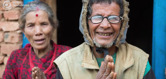 Ein Paar bedankt sich in Nepal für die Hilfe der Bündnisorganisationen.