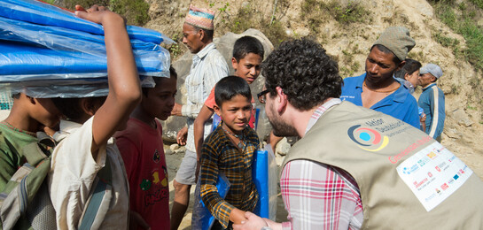Die Hilfsorganisationen von Aktion Deutschland Hilft waren nach den Erdbeben für die Menschen in Nepal da und sind es bis heute.