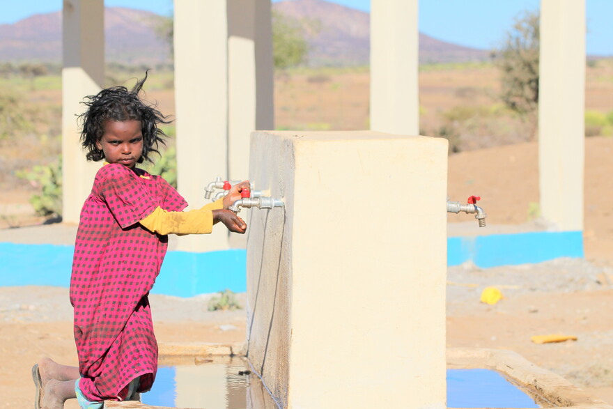 Ein Mädchen hält in Somalia die Hände unter das Wasser, das aus einer neuen Pumpe läuft. Ein Mädchen hält in Somalia die Hände unter das Wasser, das aus einer neuen Pumpe läuft.