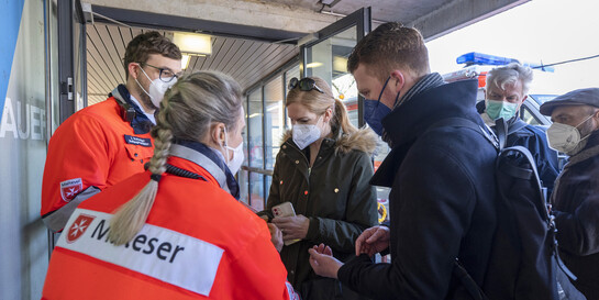 Helfende der Malteser empfangen in Freiburg Geflüchtete aus der Ukraine
