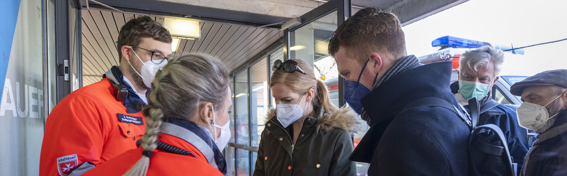 Helfende der Malteser empfangen in Freiburg Geflüchtete aus der Ukraine