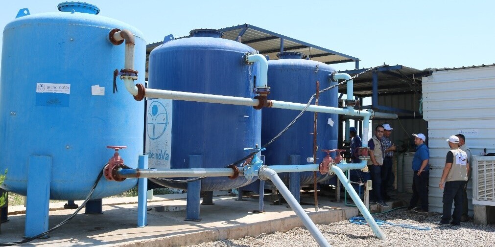 Wassertanks im Camp Diyala/Irak: Die Versorgung mit sauberem Trinkwasser ist oft die Basis für jede weitere Hilfe Wassertanks im Camp Diyala/Irak: Die Versorgung mit sauberem Trinkwasser ist oft die Basis für jede weitere Hilfe
