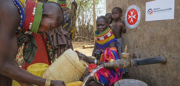 Menschen in Afrika an einer Wasserstelle Menschen in Afrika an einer Wasserstelle