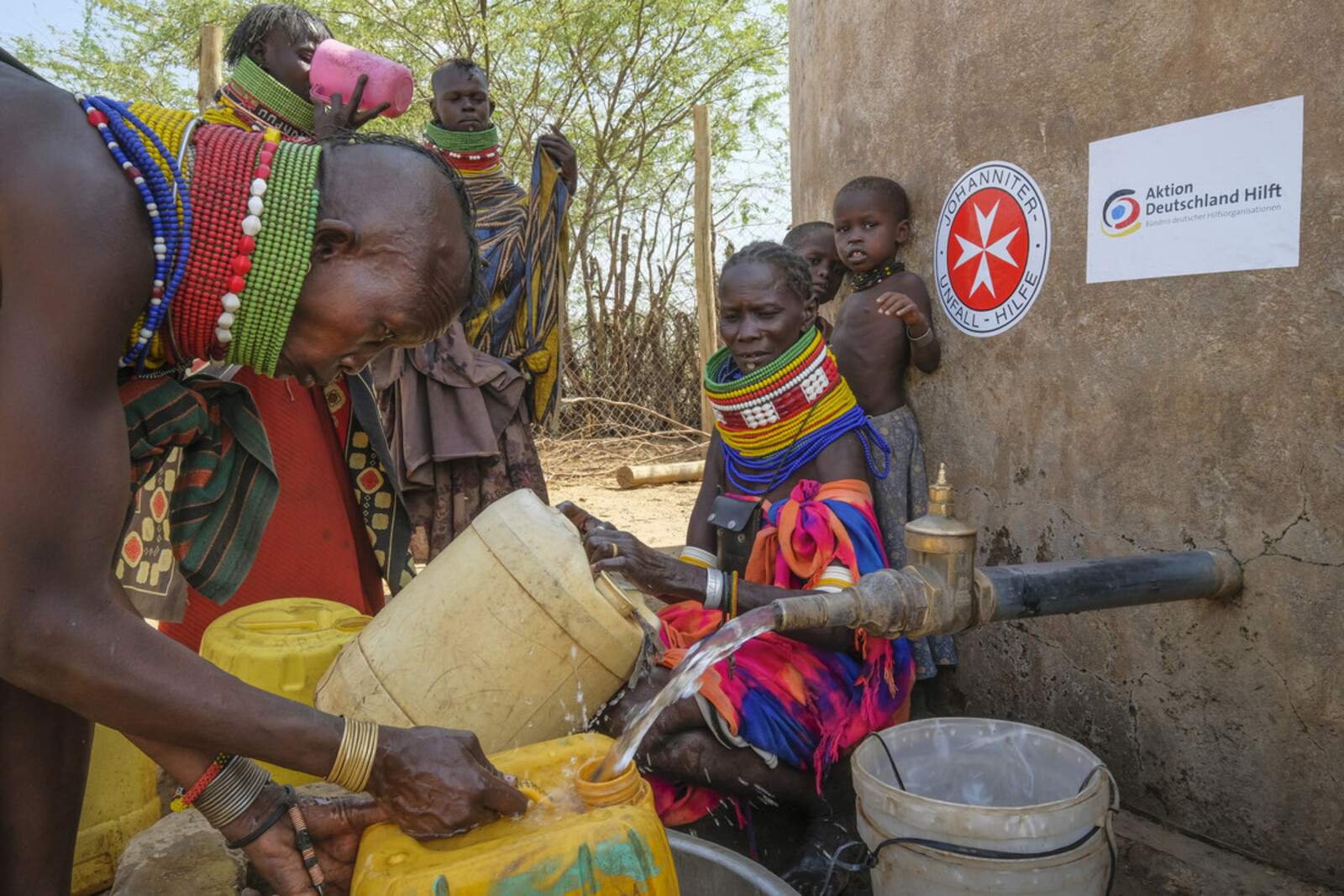 Menschen in Afrika an einer Wasserstelle