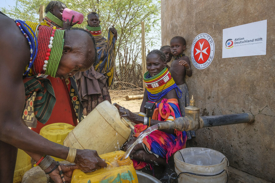Menschen in Afrika an einer Wasserstelle