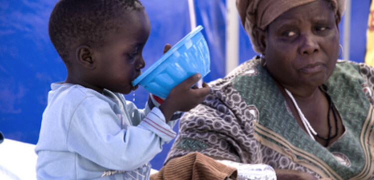 Cholera Simbabwe: Mutter mit Baby im Krankenhaus