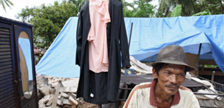 Katastrophen Südostasien: Mann zwischen Trümmern
