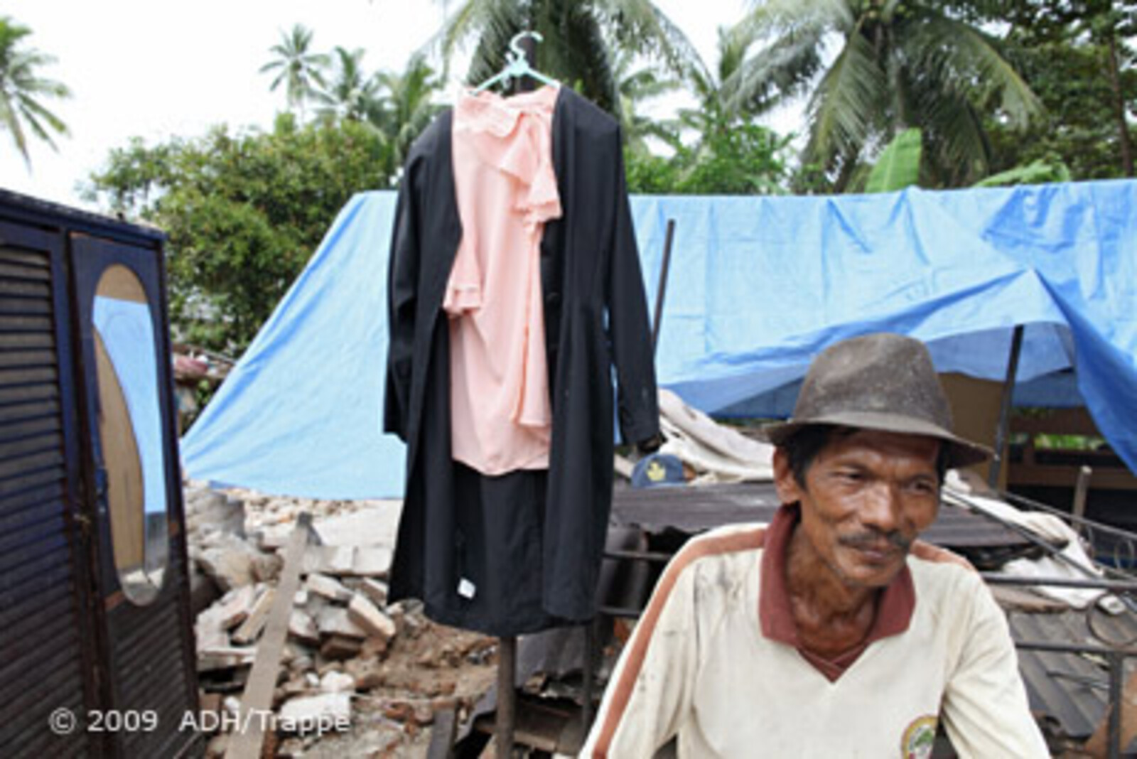Katastrophen Südostasien: Mann zwischen Trümmern
