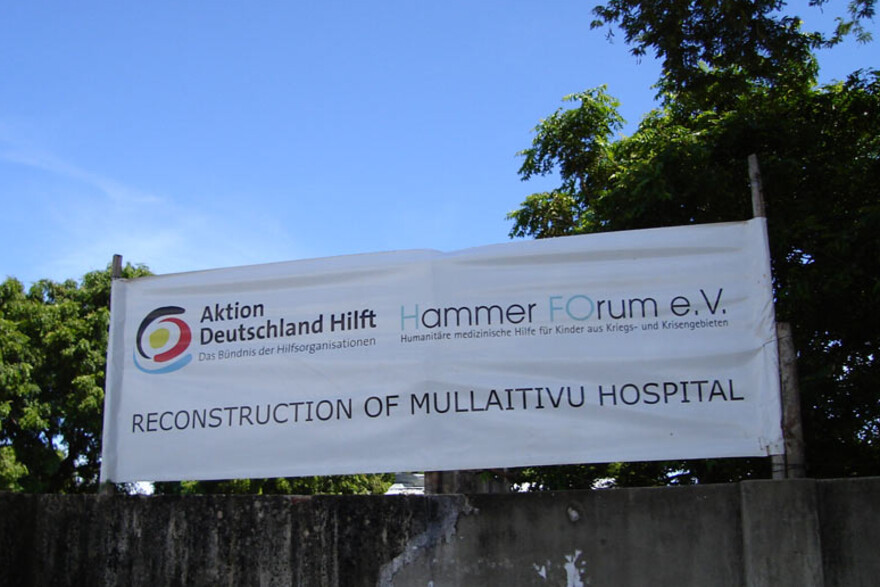 Ein Banner von Aktion Deutschland Hilft und des Hammer Forums, dass den Aufbau eines Krankenhauses ankündigt (Archivbild)