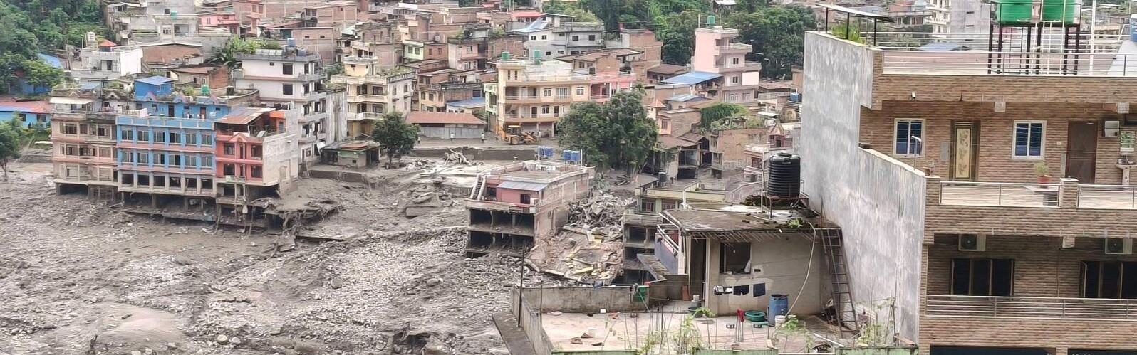 Zerstörte Häuser und Hochwasser in Nepal nach der verheerenden Sturzflut Zerstörte Häuser und Hochwasser in Nepal nach der verheerenden Sturzflut