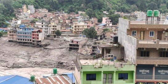 Zerstörte Häuser und Hochwasser in Nepal nach der verheerenden Sturzflut
