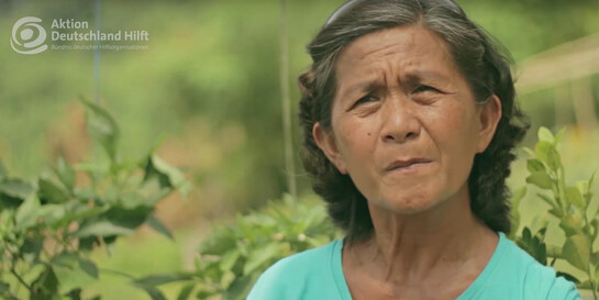 Eine Frau gibt ein Interview zu Taifun Haiyan auf den Philippinen.