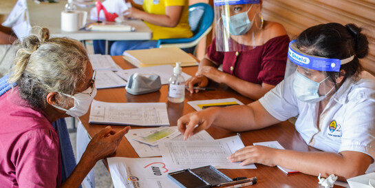 Helferin und ältere Frau in Honduras im einem Projekt für Cash Transfer