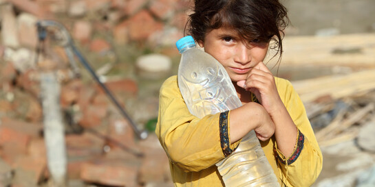Nach dem schweren Hochwasser in Pakistan ist Trinkwasser überlebenswichtig. Ein Mädchen erhält von einer Organisation Wasser.