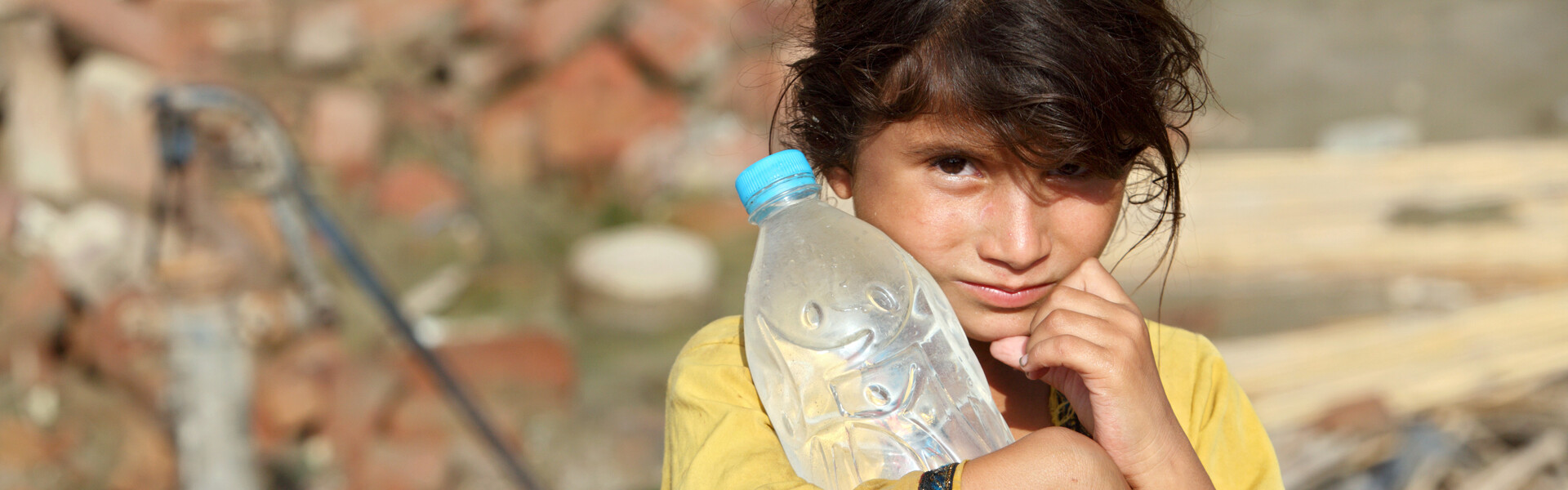 Nach dem schweren Hochwasser in Pakistan ist Trinkwasser überlebenswichtig. Ein Mädchen erhält von einer Organisation Wasser.