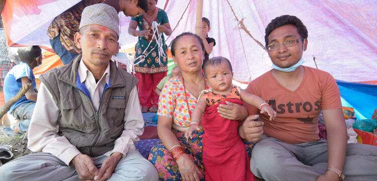Eine Familie ist nach dem Erdbeben in Nepal in einer Zeltstadt untergekommen