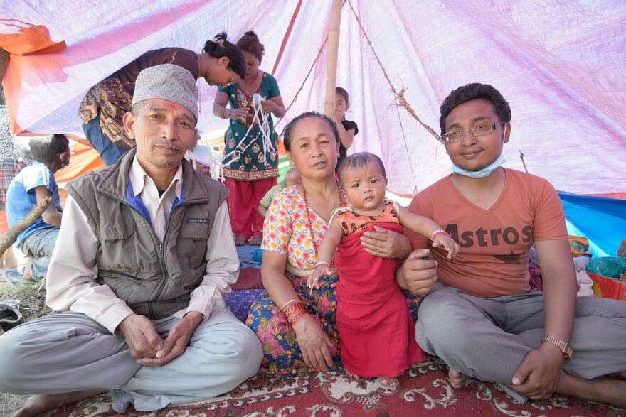 Eine Familie ist nach dem Erdbeben in Nepal in einer Zeltstadt untergekommen