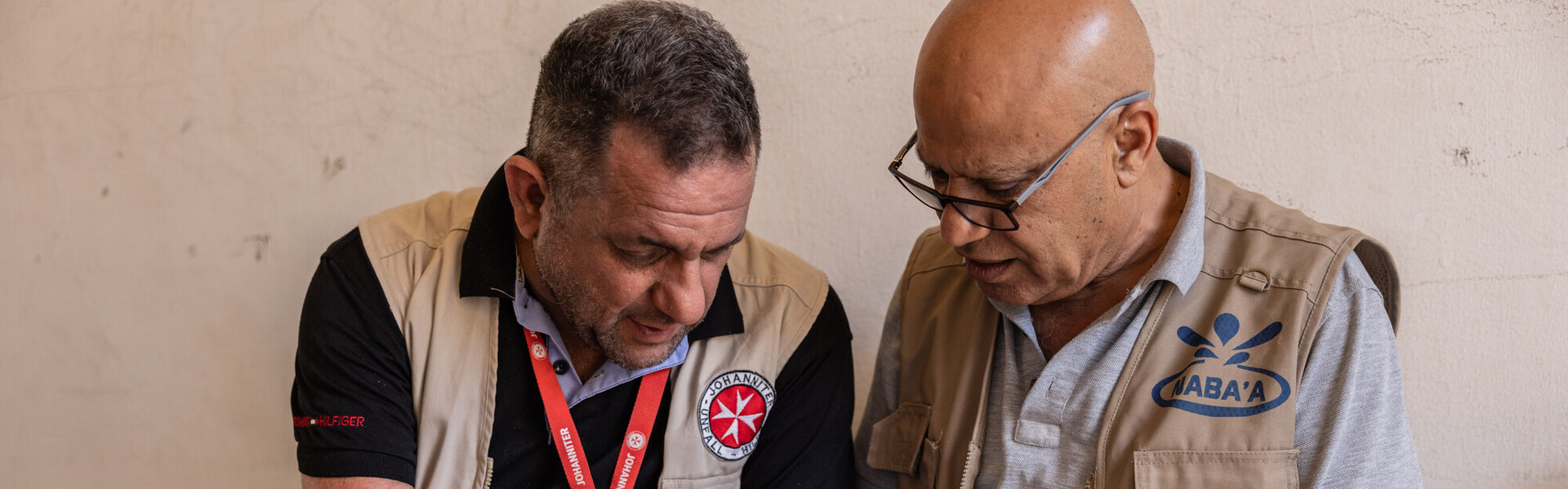 Zwei humanitäre Helfer im Libanon Zwei humanitäre Helfer schauen sich ein Dokument an