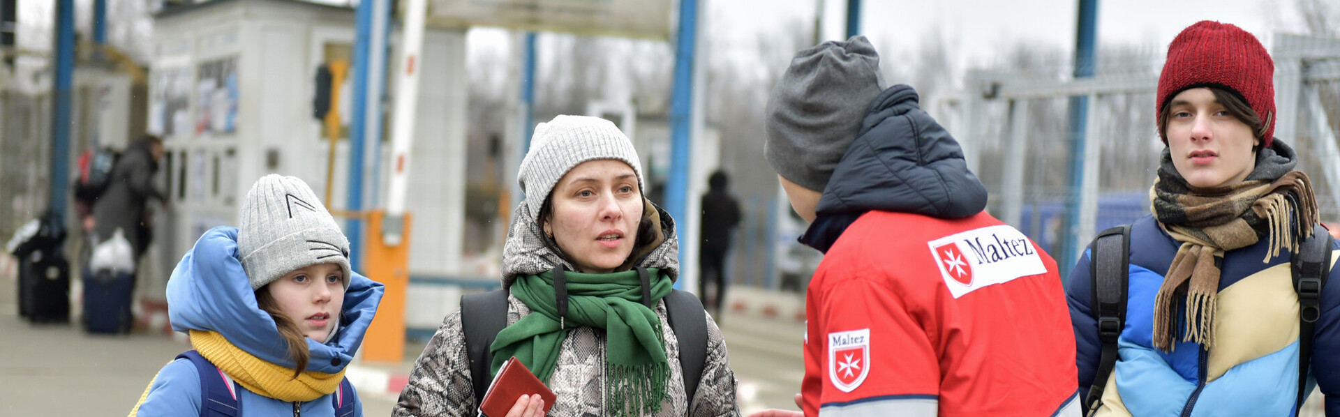 Ein Helfer von Malteser International empfängt eine geflüchtete Familie aus der Ukraine in Rumänien