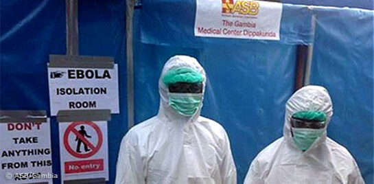 Im Falle eines Ebola-Ausbruchs in der Klinik in Gambia, sollen diese Anzüge Personal und Patienten vor einer Ansteckung schützen.