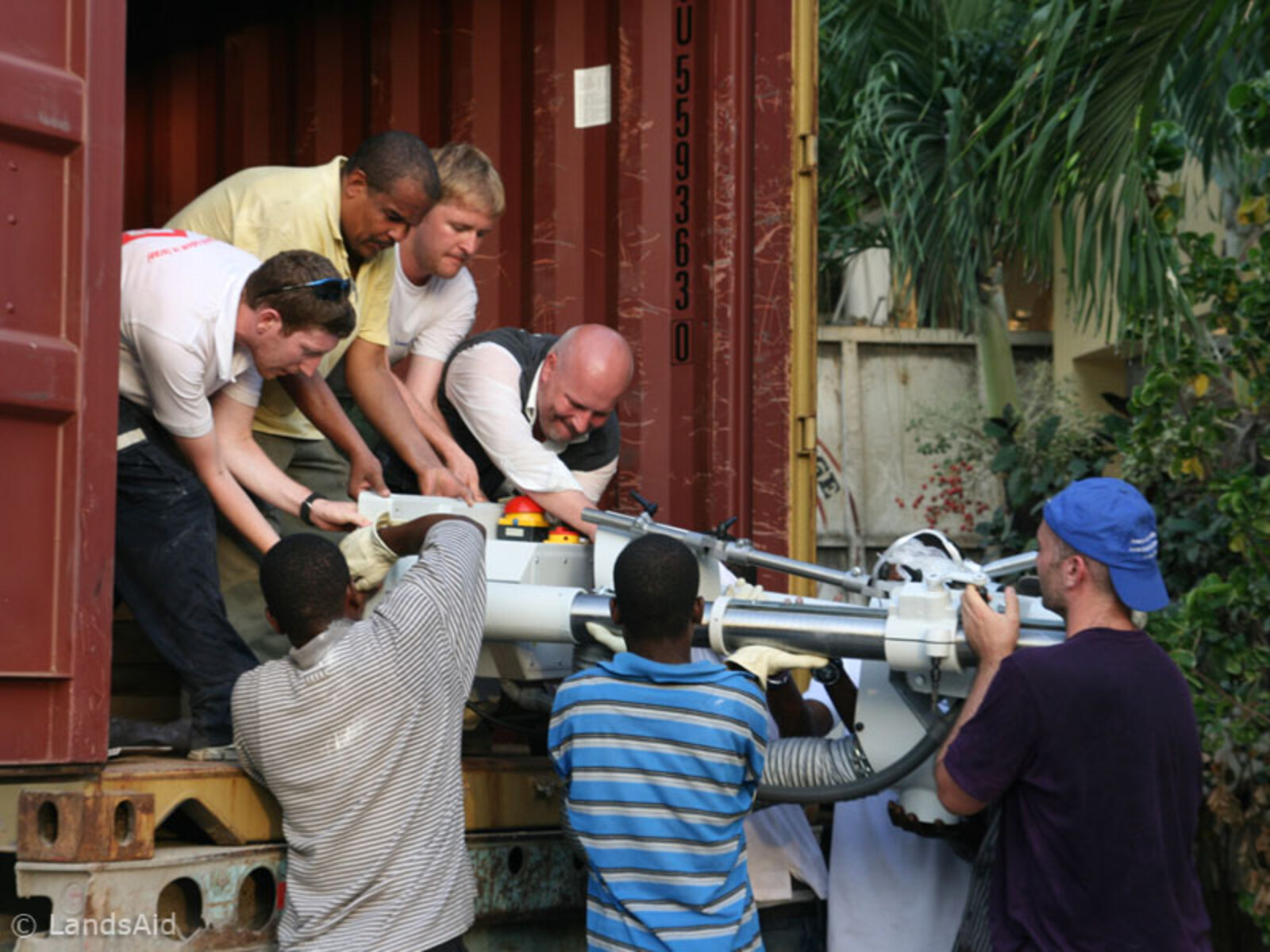 Ausladen der Hilfsgüter vor der LandsAid-Prothesenwerkstatt in Haiti