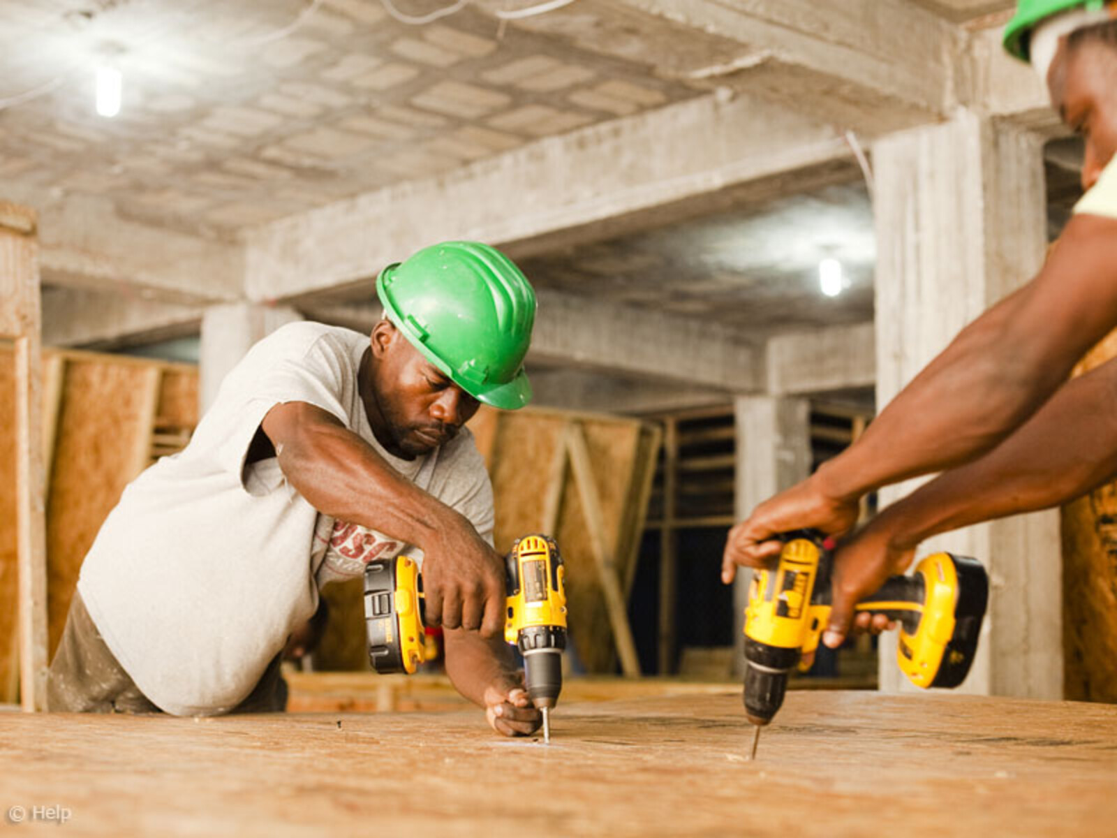 Die Menschen in Haiti können in der Help-Werkstatt arbeiten und gleichzeitig ihren Mitmenschen helfen