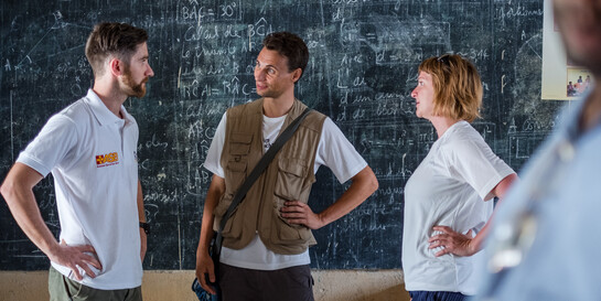 Mitarbeiter von Aktion Deutschland Hilft und ASB in einer Schule in Haiti