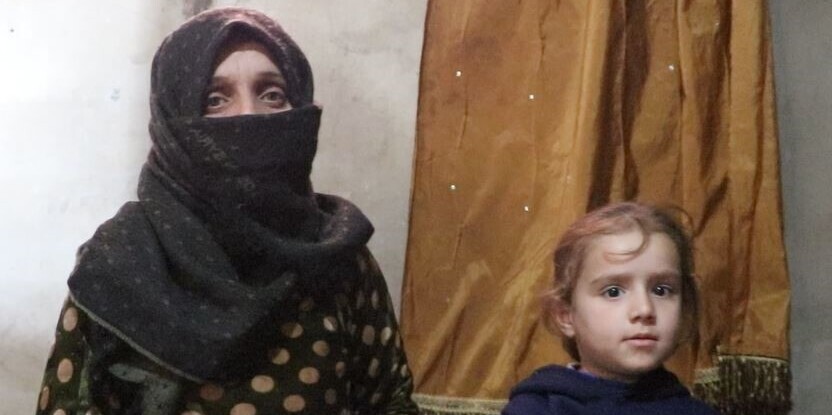 Mutter und Tochter nach dem Erdbeben in Syrien Mutter und Tochter nach dem Erdbeben in Syrien