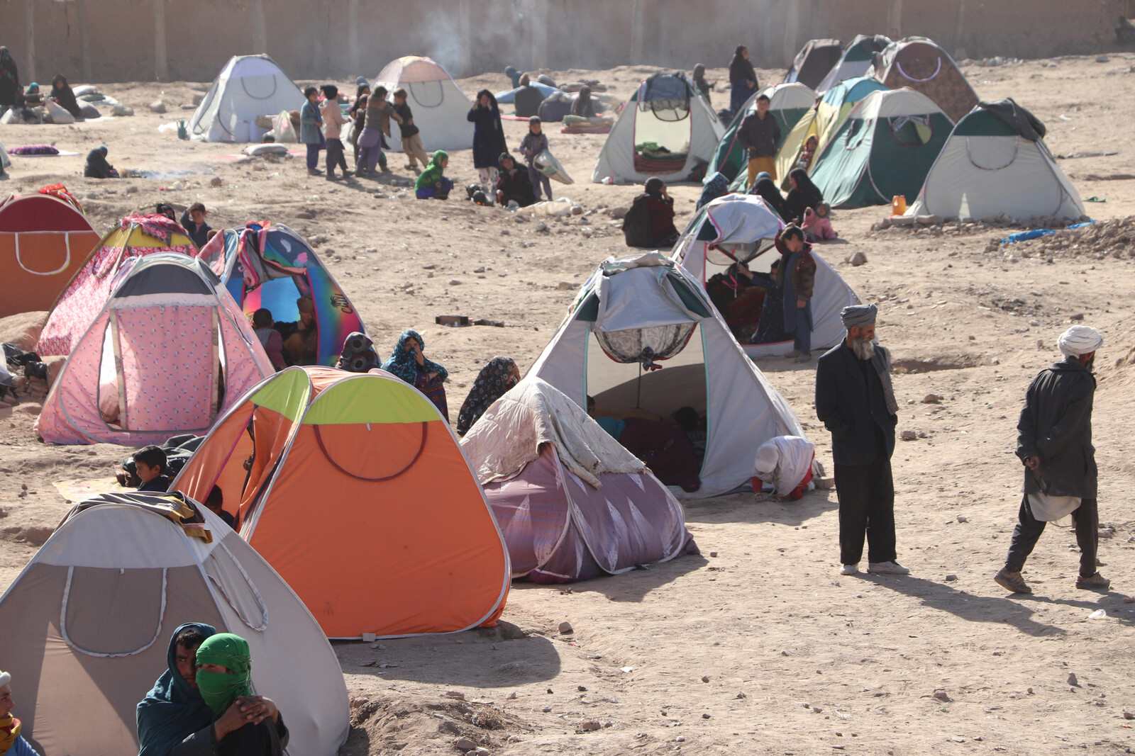 Familien in einem Flüchtlingscamp in Afghanistan © Help - Hilfe zur Selbsthilfe