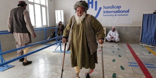 Ein Mann trainiert mit seiner neuen Beinprothese im Reha-Zentrum von Handicap International