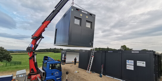 Aufbau einer Containeranlage, die als Arztpraxis und Apotheke für Betroffene der Hochwasserkatastrophe in Deutschland im Jahr 2021 genutzt wurden