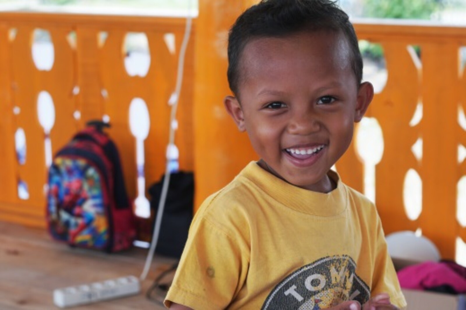 Ein lachender kleiner Junge aus Indonesien