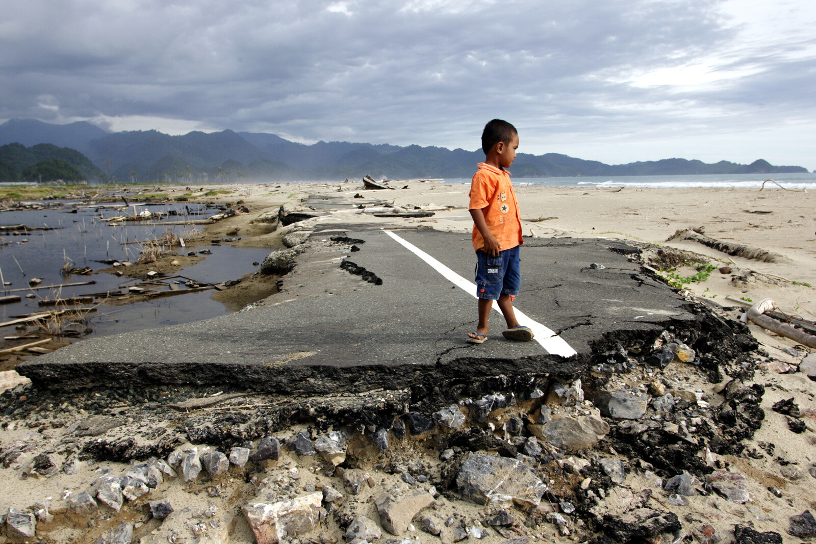 Nach dem schweren Tsunami vor der Küste Indonesiens ist die Zerstörung in über 13 Ländern rund um den Indischen Ozean gewaltig.