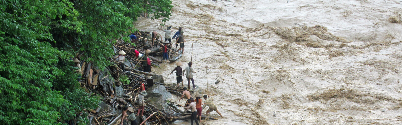 Menschen stehen in Vietnam an und im Wasser